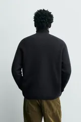 Jersey de punto con lana, de corte relajado, cuello redondo y manga larga ranglán con acabados en rib.