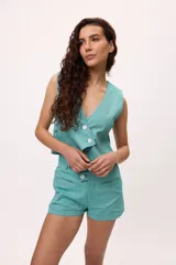 Chaleco blanco de lino y algodón, con escote en V y cierre frontal de botones.