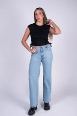 Jean de tiro medio color celeste, confeccionado en denim de algodón con lycra. Modelo de corte wide leg con piernas amplias y rectas, diseño clásico de cuatro bolsillos y cierre frontal con botón.