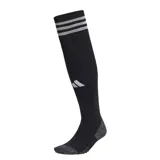 Medias de fútbol Adidas modelo adi 23, color negro con tres bandas horizontales blancas en la parte superior y logo de la marca en el lateral. Presenta refuerzos en puntera y talón en color gris jaspeado.