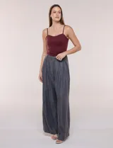 Pantalón wide leg de lyocell color gris, con cintura alta, pinzas frontales y bolsillos laterales.