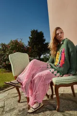 Zapato plano tipo ballerina, tejido a mano en crochet con rayas horizontales en tonos marrón, amarillo y blanco. Tiene tiras para atar al tobillo y suela de cuero intervenida con crochet.