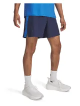 Short de running Under Armour, color azul marino con franjas laterales perforadas en azul brillante. Cuenta con cintura elástica con cordón interno, forro interior de malla y bolsillo trasero expandible.
