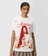 Remera de algodón blanca de corte regular con cuello redondo y mangas cortas, con estampa fotográfica frontal de Jennie con lettering rojo.