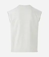 Musculosa masculina de corte boxy fit, confeccionada en algodón. Presenta cuello redondo, hombros ligeramente ampliados y acabado deshilachado en el ruedo. Cuenta con estampa frontal con la frase 'Urban Scene Trends' y el texto 'New York Manhattan 1974' en el centro.