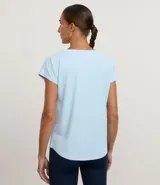 Remera deportiva celeste de microfibra texturizada, con mangas cortas y recortes en los laterales.