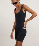 Enterito deportivo corto de microfibra color marrón, con escote redondeado, breteles anchos y bolsillos laterales funcionales.