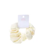 Gomita de pelo tipo scrunchie de tela satinada color crema, decorada con pequeñas perlas blancas distribuidas por toda la superficie.