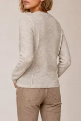 Sweater celeste melange de punto fino con cuello redondo y costuras decorativas frontales.