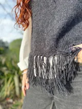 Chaleco tejido a mano color beige con cuello alto y flecos en el ruedo. Hecho por encargo en lana.