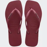 Ojotas Havaianas modelo Slim Square con puntera cuadrada, correas finas y logo metálico de la marca. Diseño minimalista con suela de textura clásica.
