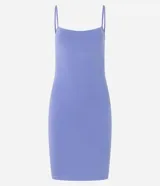 Vestido corto ajustado de color rosado, con escote recto y breteles finos, de diseño básico y sin mangas.