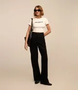 Pantalón negro de sarga con corte años 90, tiro alto, pierna recta y strass aplicados en la parte delantera.