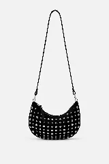 Bolso de hombro estilo hobo en color marrón oscuro, confeccionado en gamuza con diseño de tachas metálicas plateadas distribuidas por toda la superficie. Cuenta con un asa superior fija y cierre superior con cremallera.