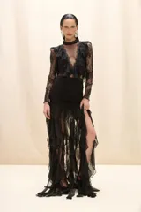 Falda larga color negro con volados en la parte inferior, corte sirena y diseño fluido.