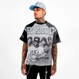 Remera de corte oversize, con diseño bicolor negro y gris, con estampa frontal fotográfica en blanco y negro de raperos y tipografía estilo urbano.