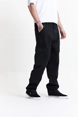 Jean cargo negro de tiro medio, con pasacinto, bolsillos laterales y bolsillos cargo con solapa en los muslos.