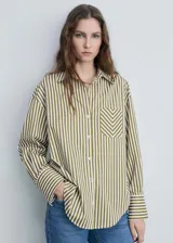 Camisa de corte regular con estampado de rayas verticales en color verde oliva y blanco. Presenta cuello camisero, cierre frontal con botones, mangas largas con puños abotonados y un bolsillo de parche en el pecho con diseño de rayas en contraste.