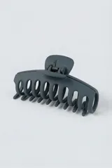 Broche para el pelo de diseño grande y acabado mate, con estructura de dientes anchos para una sujeción firme.