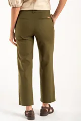 Pantalon de corte recto y tiro medio, color verde militar, con cierre frontal de botones y bolsillos laterales.