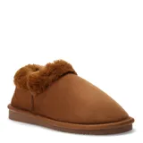Pantuflas tipo bota baja color tostado, confeccionadas en material sintético con interior y borde superior de piel sintética suave. Poseen suela plana de goma resistente.