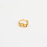 Anillo dorado de acero quirúrgico hipoalergénico con diseño de tres líneas onduladas.