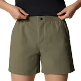 Short de senderismo color verde oliva, con cintura elástica, bolsillos laterales y cierre a presión en el bolsillo trasero. Confeccionado con tecnologías de protección solar y repelencia a manchas.