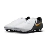 Championes de fútbol Nike Phantom GX 2 Academy FG, con capellada blanca y detalles en negro. Presentan el logo de Nike en dorado y cordones blancos. Ideales para superficies naturales y sintéticas.