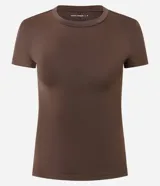Remera deportiva de microfibra marrón, de manga corta, con cuello redondo y diseño ajustado de la marca Get Over.
