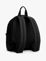 Mochila negra de estilo deportivo con diseño curvo, compartimento principal con cierre y bolsillo exterior con cremallera. Presenta el logo de Tommy Jeans en el bolsillo delantero y correas acolchadas y ajustables.