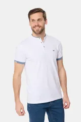 Remera blanca de manga corta con cuello mao y cierre frontal parcial con botones. Presenta detalles en color gris azulado en el cuello y en los bordes de las mangas.