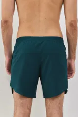 Short deportivo de hombre, confeccionado en tejido liviano y respirable con spandex para mayor movilidad. Presenta cintura elástica de 4 cm, bolsillos laterales y logo de la marca estampado en el ruedo. Diseño de largo medio con aberturas laterales.