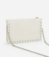 Cartera bandolera pequeña de cuero sintético rojo oscuro, con textura lisa, cierre de hebilla y asa de cadena plateada.