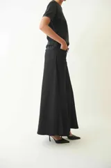 Pantalón tipo palazzo de corte amplio y tiro medio, confeccionado en gabardina rasada. Presenta una silueta fluida y diseño liso en color negro.