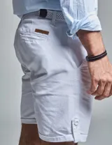 Bermuda blanca de algodón y poliéster, corte regular fit, con cinturón, dos bolsillos delanteros, dos bolsillos traseros, un bolsillo relojero y botamanga con presilla.
