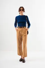 Top de tejido liviano con textura acanalada, de calce al cuerpo y manga larga con cuello redondo.