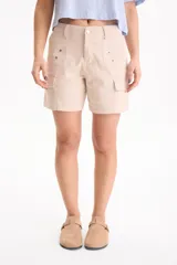 Short cargo negro de gabardina, de tiro medio con bolsillos laterales tipo parche y detalles de ojalillos metálicos en los bolsillos delanteros.