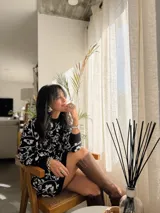 Suéter largo de punto con diseño floral en tonos blanco y azul, de corte holgado, cuello redondo y mangas largas con puños acanalados. Puede utilizarse como vestido tejido.