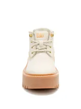 Botas Caterpillar modelo Colorado Max Chukka, color gris claro, con suela chunky de goma marrón con plataforma y tacos marcados. Presenta cordones al tono, ojales metálicos dorados y el logo de la marca estampado en el lateral y la lengüeta.