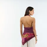 Top bordó con cuello halter, escote en V pronunciado y diseño fruncido en los laterales.