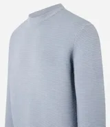 Suéter de punto liviano para hombre, con cuello redondo, mangas largas y textura acanalada horizontal. Presenta puños y ruedo ajustados.