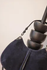 Cartera de cuero negra, con forro interior y doble correa desmontable (corta y larga).