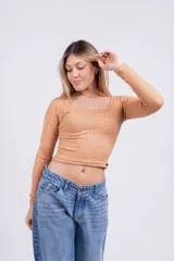 Remera corta color marrón con estampado animal print de leopardo, escote asimétrico y manga larga.