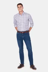 Pantalón de jean skinny celeste con spandex, tiro medio y corte ajustado.