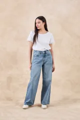 Pantalón de jean celeste de corte recto, tiro medio y confeccionado en 100% algodón.