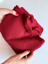 Pack de tres poleras de tejido de punto fino, con cuello alto y terminaciones con borde ondulado. Incluye tres unidades en colores natural, bordó y dulce de leche.