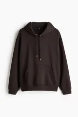 Canguro color marrón oscuro, de corte holgado, con capucha forrada y cordón ajustable. Presenta hombros caídos, bolsillo canguro y remates acanalados en puños y bajo.