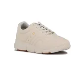Championes urbanos Comfortflex color beige con cordones elásticos y detalles dorados.