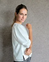 Remera de algodón con cuello redondo y mangas abullonadas de textura diferenciada. Presenta un diseño versátil con cuerpo de algodón y mangas de tussor al tono.