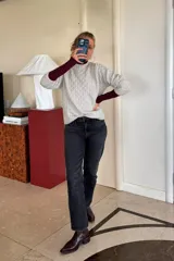 Sweater de punto con textura trenzada, cuello redondo y mangas largas. Presenta un diseño de silueta relajada y tejido abrigado.